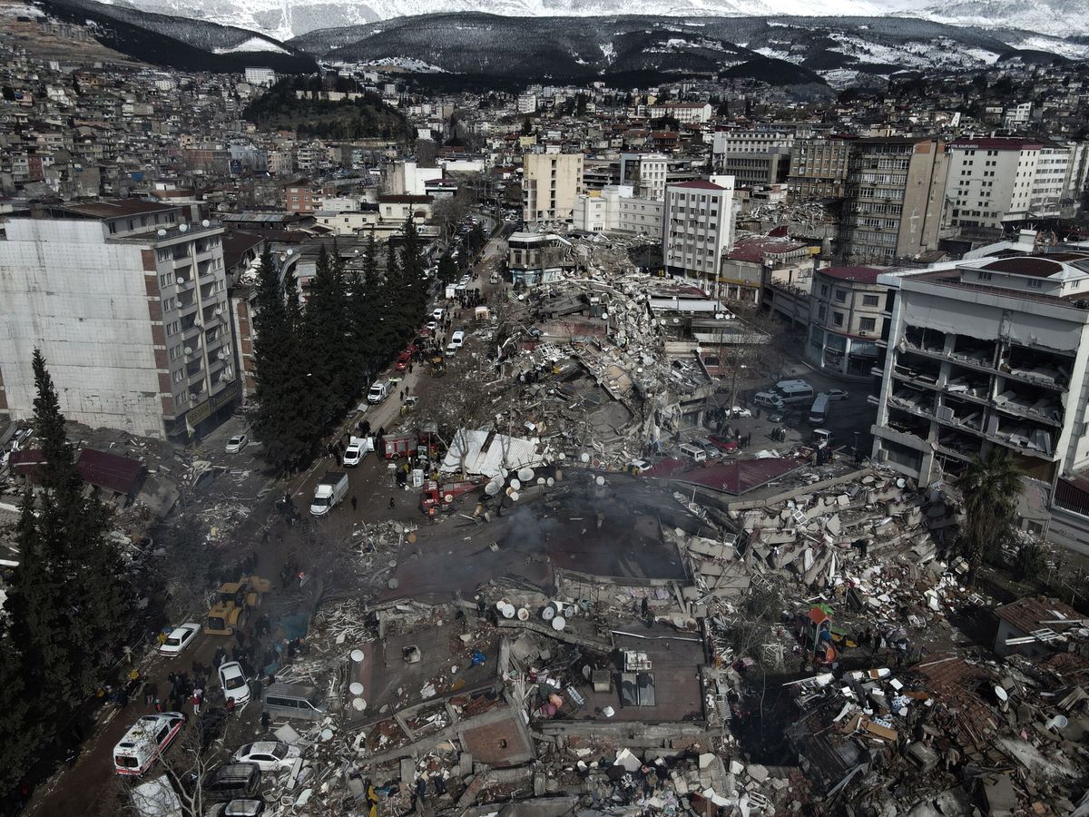 Foto: Vista desde un dron de un gran número de edificios colapsados a causa del potente terremoto que azotó el pasado lunes el sureste de Turquía.  (EFE/Necati Savas)