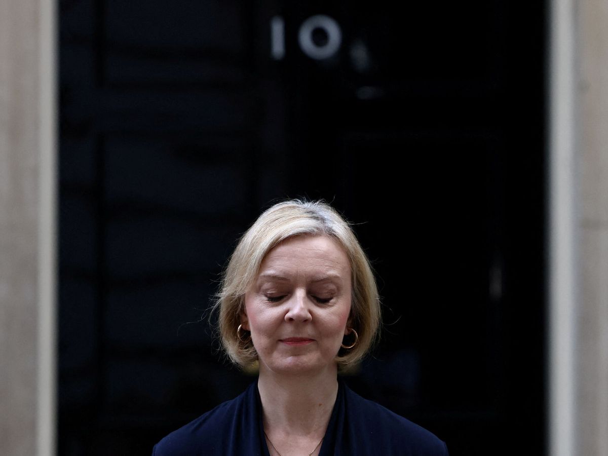 Foto: Liz Truss cuando anunció su dimisión como primera ministra de Reino Unido. (Reuters/Henry Nicholls)