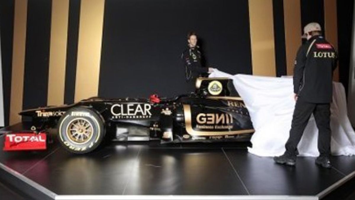 Raikkonen y Grosjean descubren el nuevo Lotus E20, también con un escalón en el morro