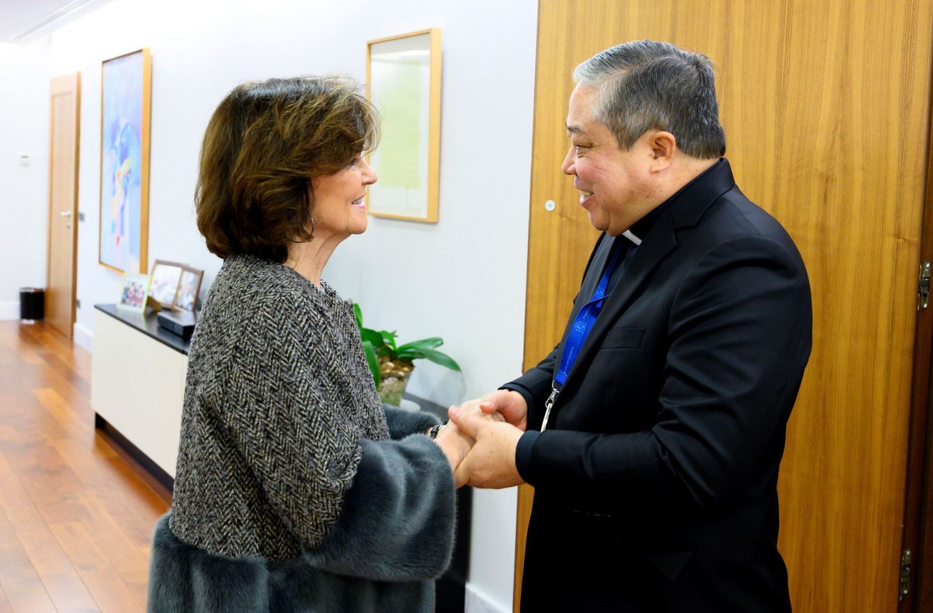 La vicepresidenta, Carmen Calvo, tras reunirse con el nuncio en España, Bernardito Auza. (EFE)