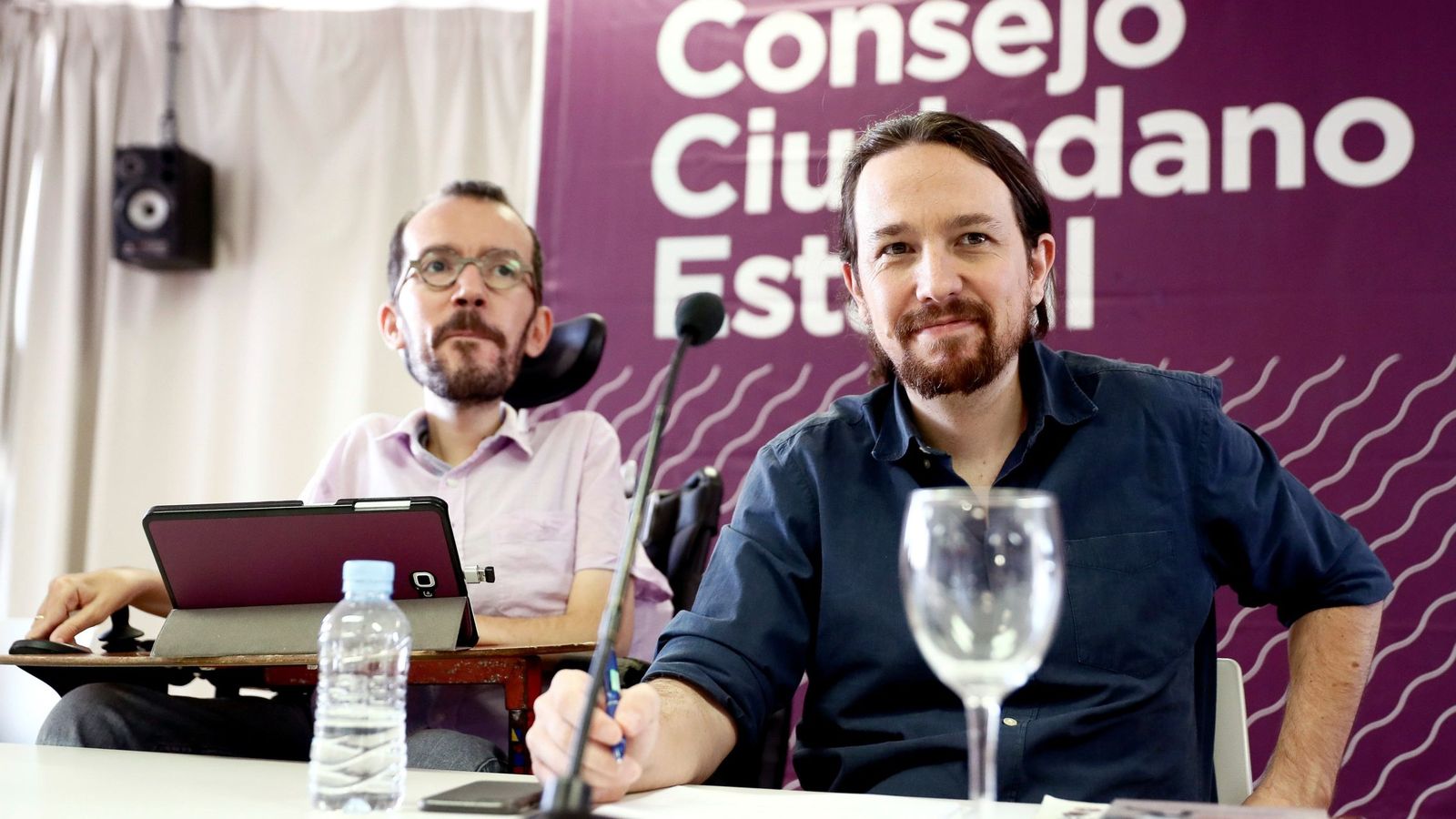 Foto: El líder de Podemos, Pablo Iglesias (d) y el secretario de Organización, Pablo Echenique, durante la reunión del Consejo Ciudadano Estatal de Podemos. (EFE)