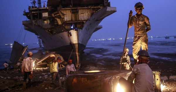 Foto: Varios indios trabajan en el desguace de un barco en Bombay. (Reuters)