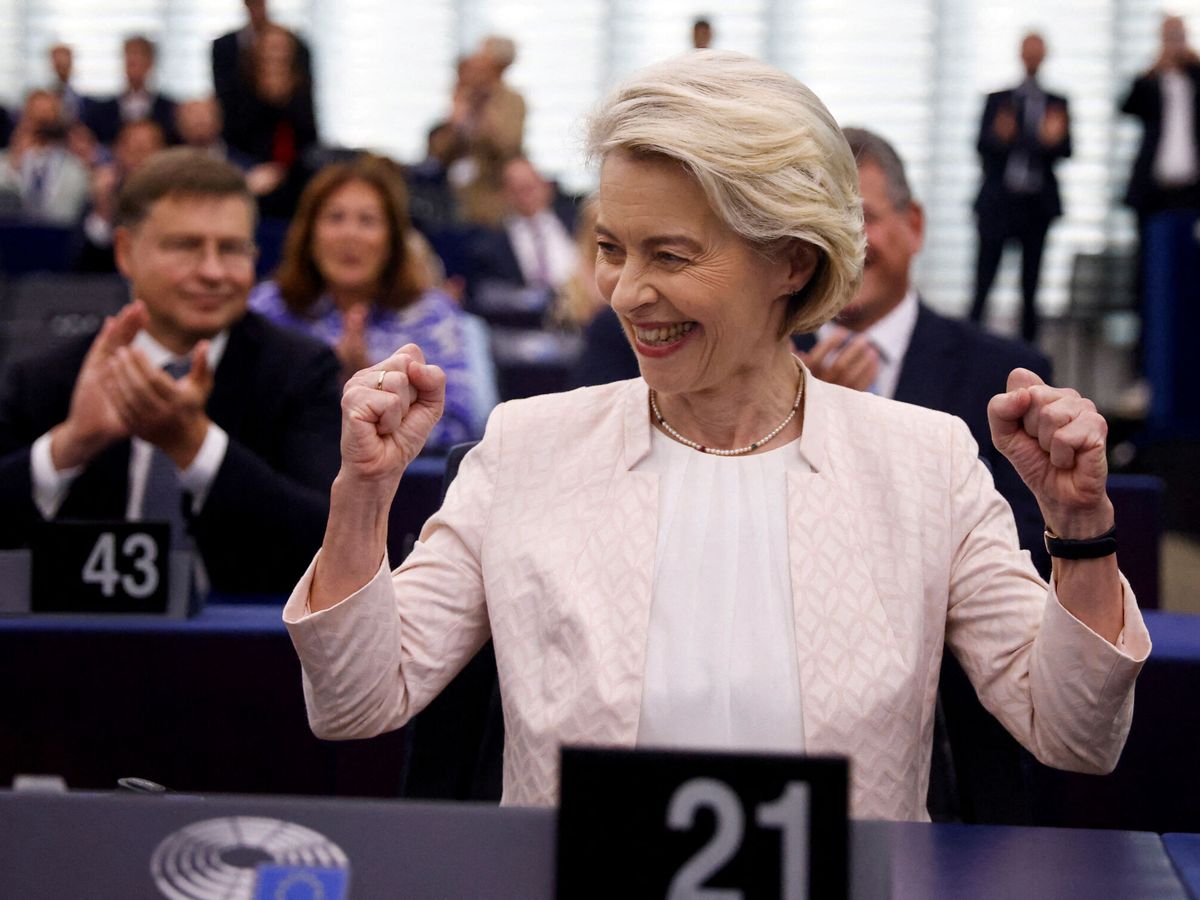 Foto: Ursula von der Leyen reacciona tras ser elegida Presidenta de la Comisión Europea para un segundo mandato. (Reuters/Johanna Geron)