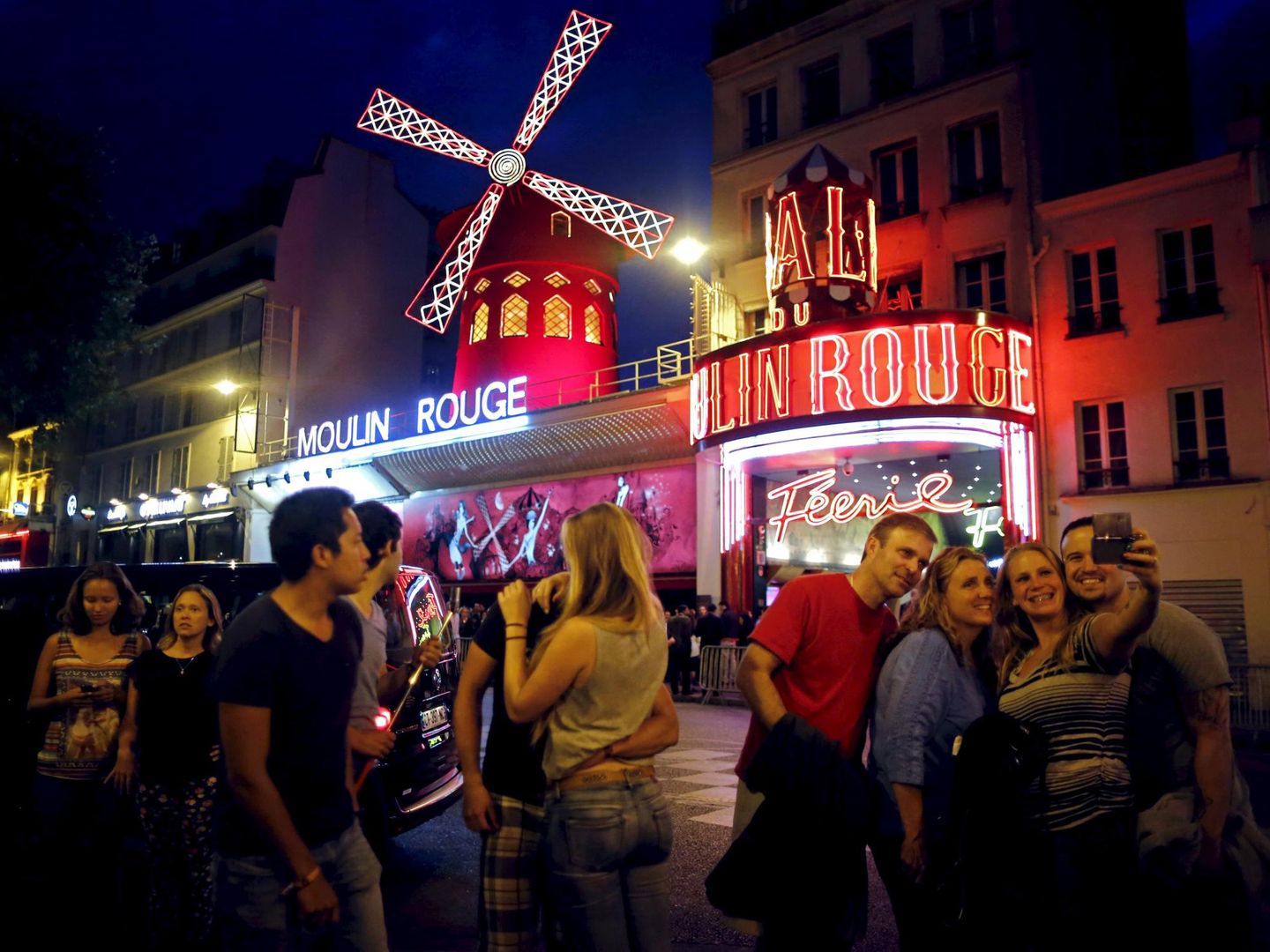 Turistas frente al Moulin Rouge de París, en julio de 2015 (Reuters)