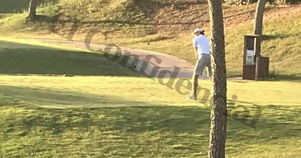 Foto: Gareth Bale, el pasado martes por la tarde, jugando a golf en Boadilla del Monte. (El Confidencial)