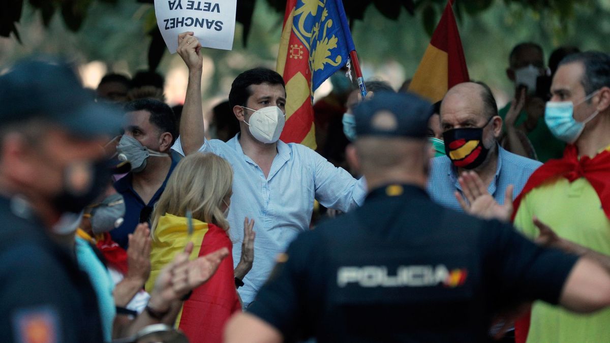 Un millar de personas protesta en Valencia contra la gestión del Gobierno