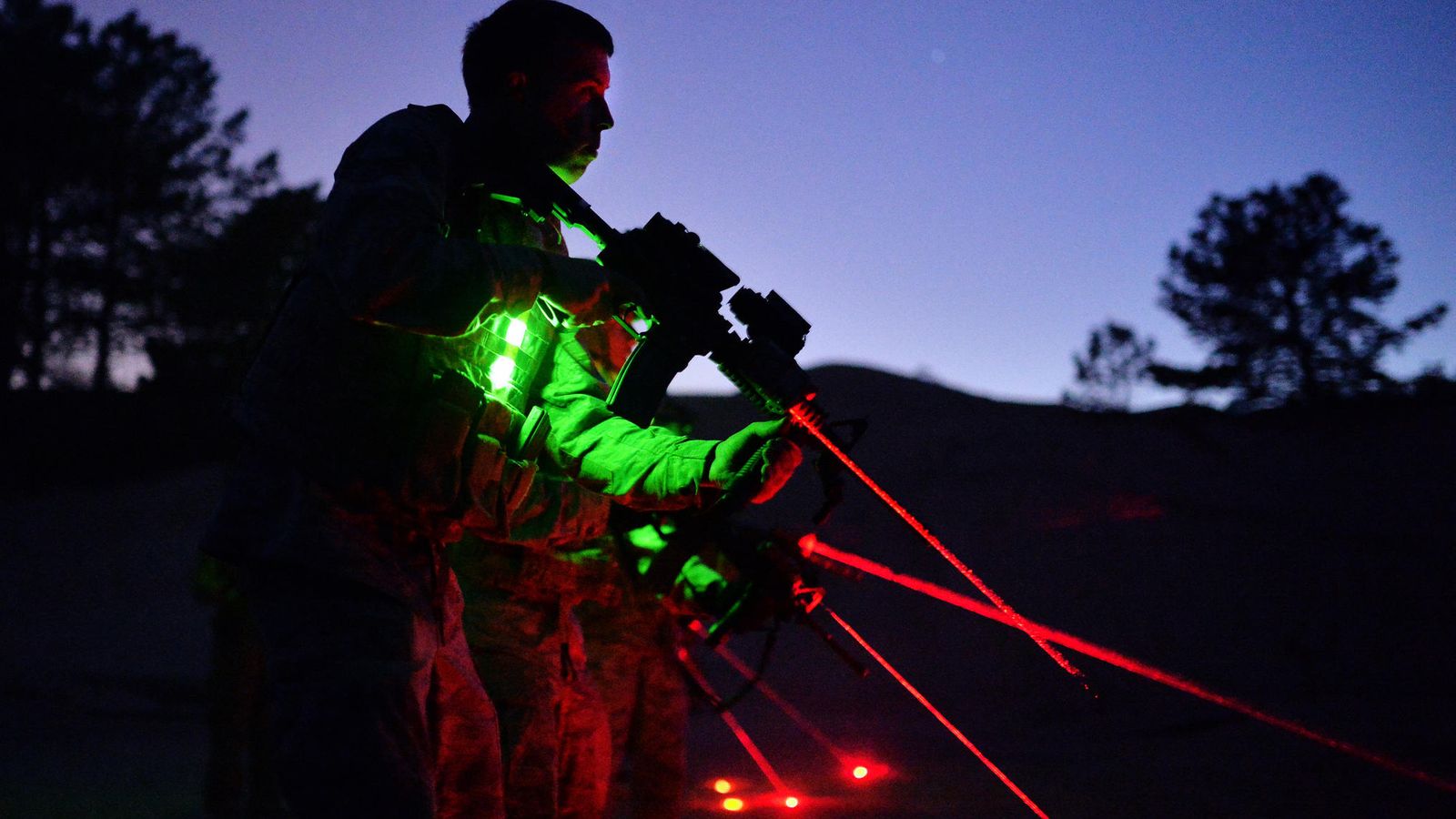 Foto: Un grupo de soldados se prepara para una maniobra de entrenamiento nocturno. (New York National Guard)