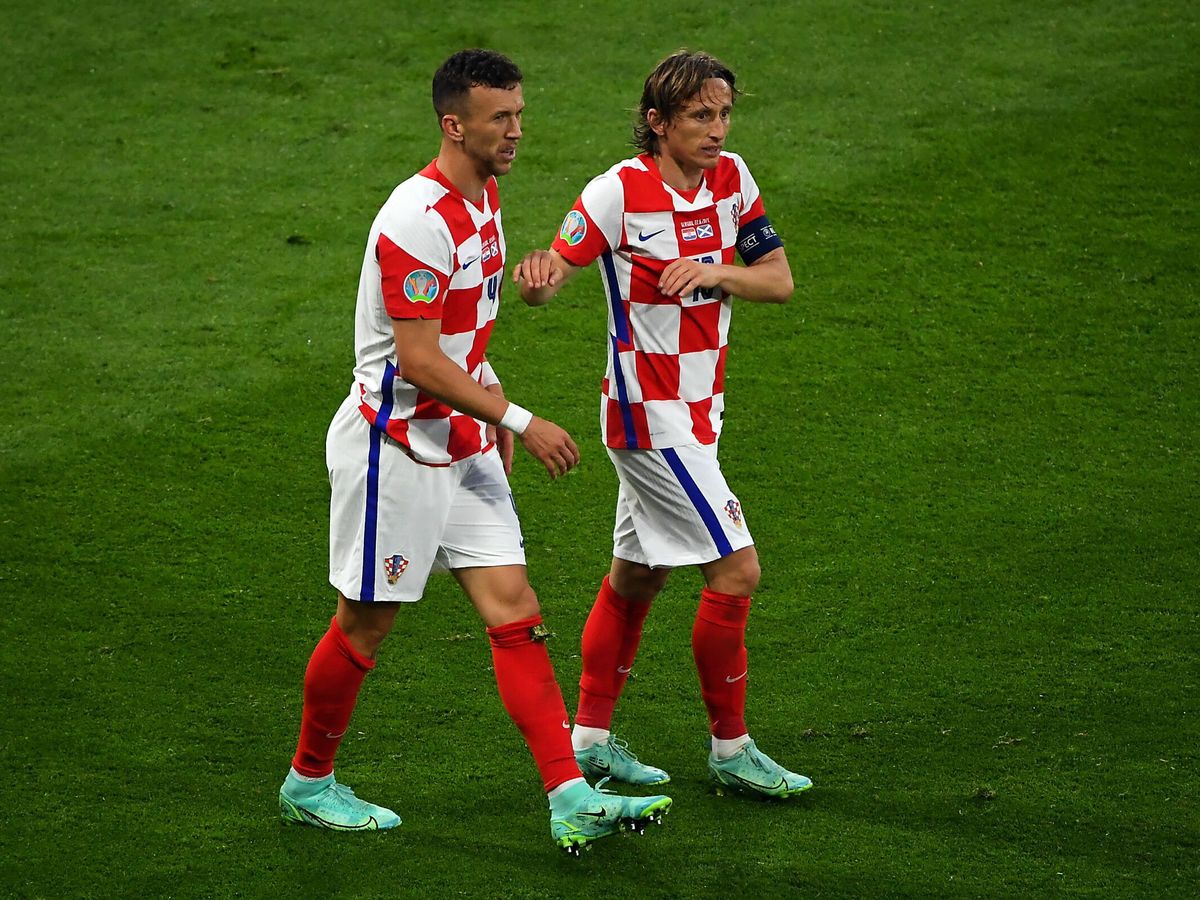 Foto: Perisic y Modric, tras la victoria croata ante Escocia. (EFE)