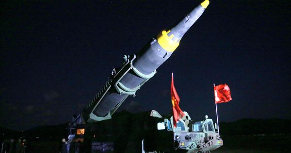 Foto: Kim Jong-un inspecciona el misil Hwasong-12 antes de la prueba. (Reuters)