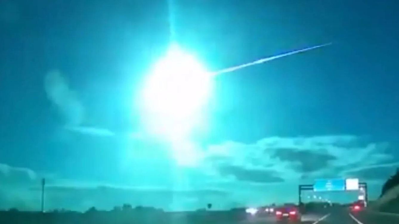Foto: Imagen del meteorito sobre el cielo español capturada por la cámara de un coche.