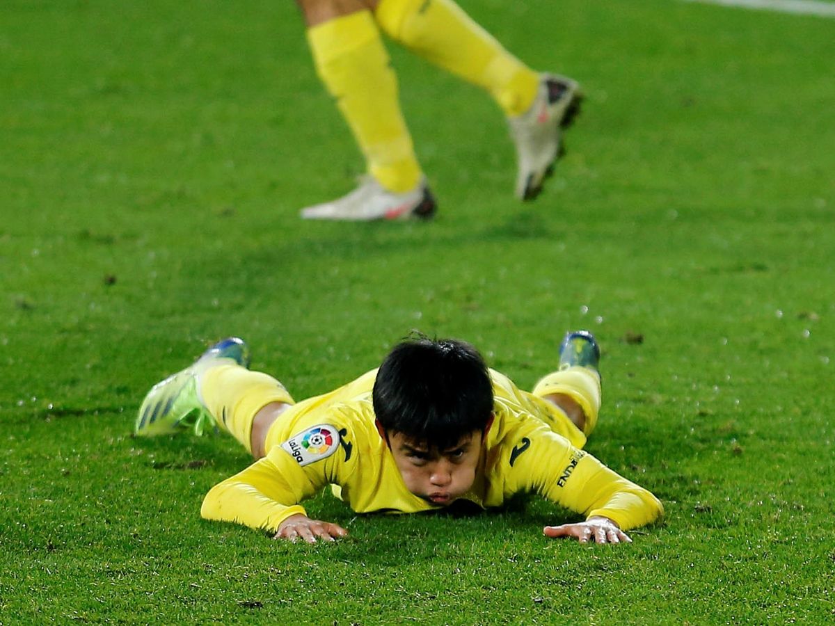 Foto: Kubo, tumbado en el césped, en un partido con el Villarreal. (EFE)