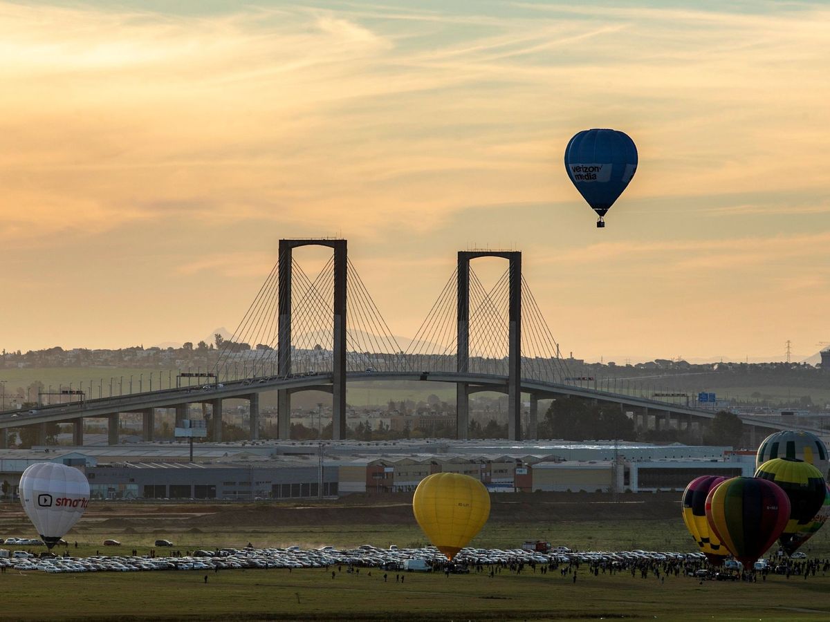 Foto: Regata de globos aerostáticos junto al puente del Centenario. (EFE/Julio Muñoz)