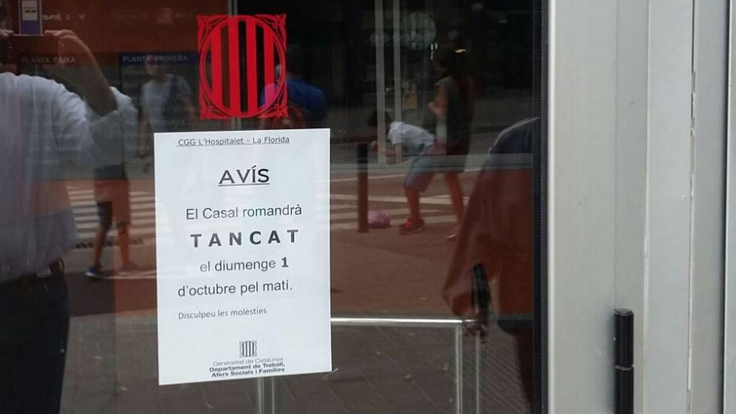 Aviso del cierre de un colegio electoral el 1 de octubre, si bien es propiedad de la Generalitat. (R.M.)