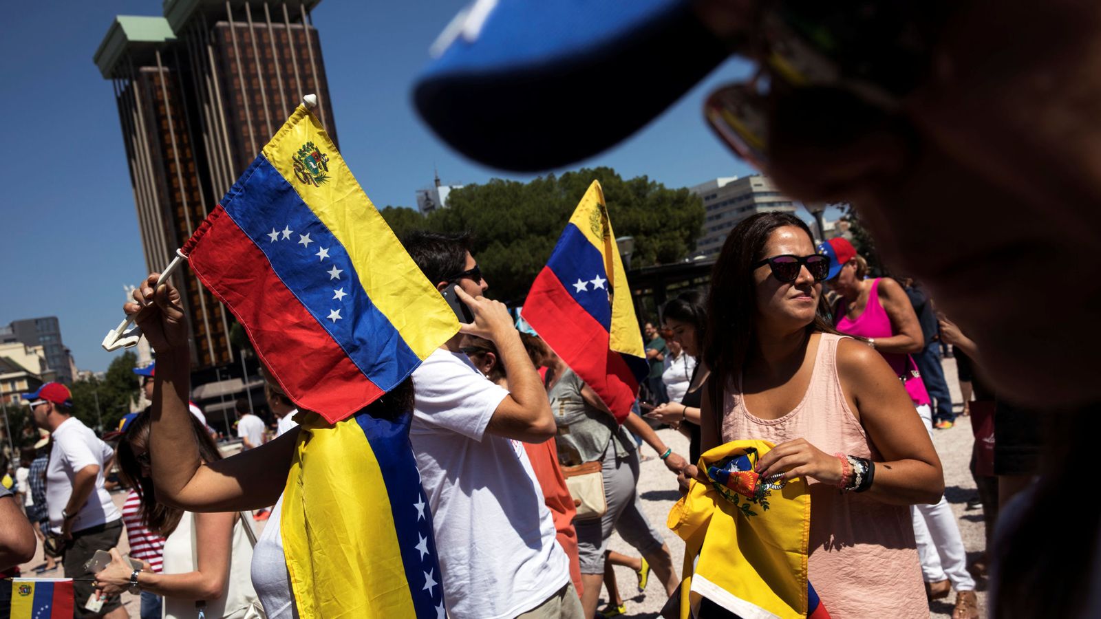 Foto: La gente hace cola para poder votar en el plebiscito contra Nicolas Maduro. (Reuters)