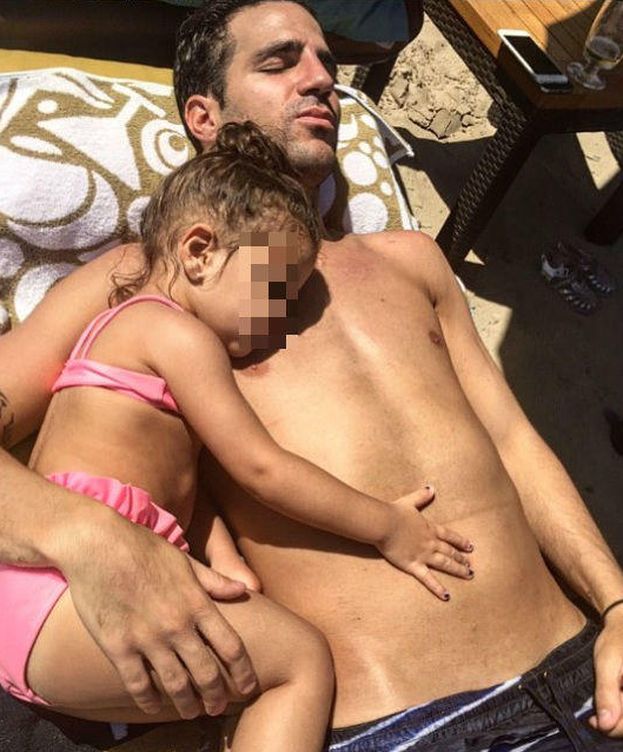 Foto: Cesc Fàbregas junto a su hija en la playa (Instagram)