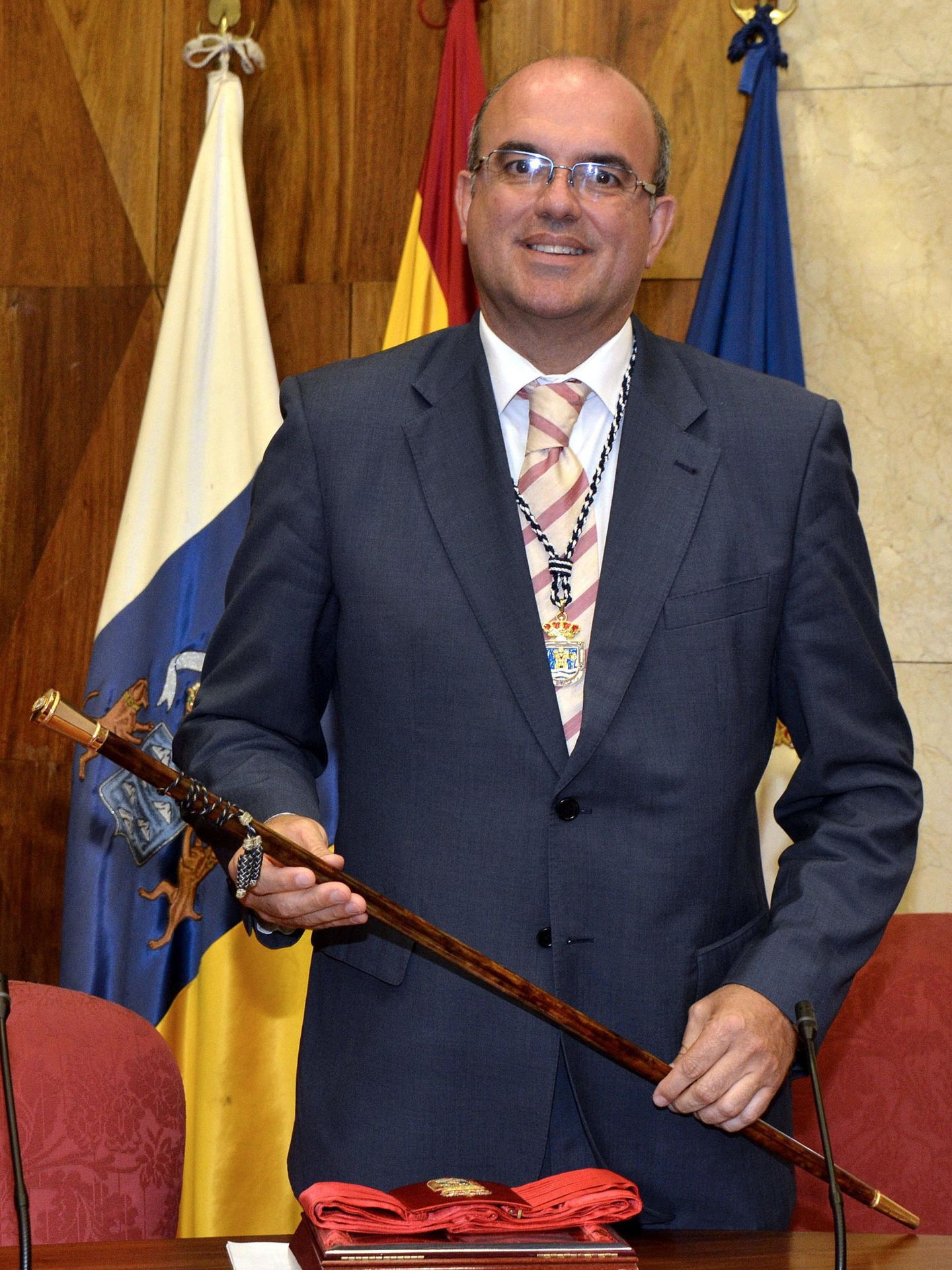 Anselmo Pestana toma posesión como presidente del Cabildo de La Palma, en junio de 2015. (EFE)