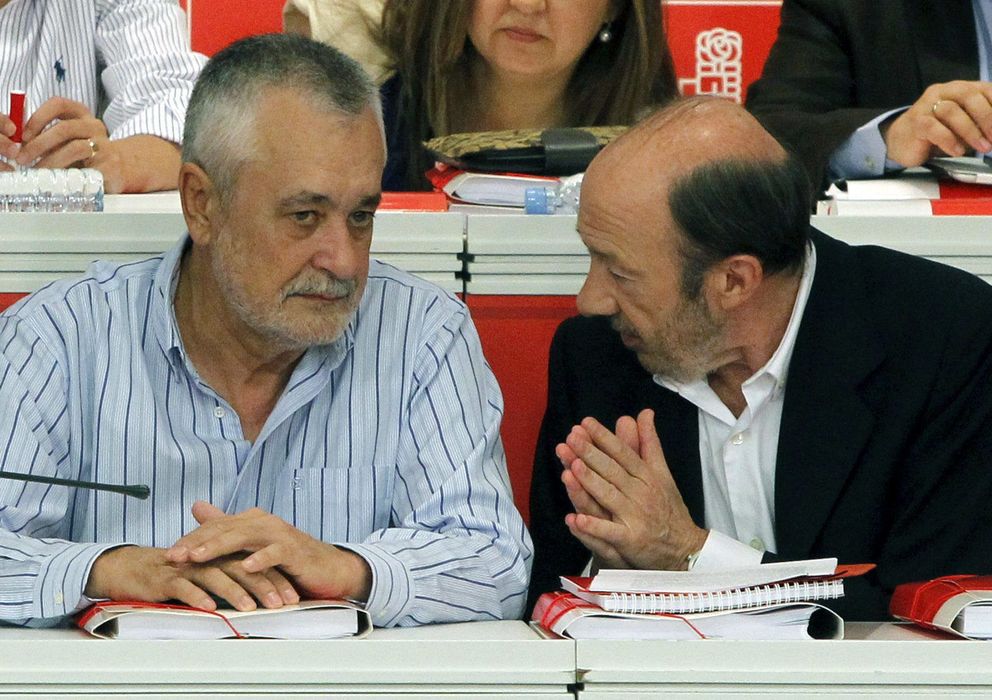 Foto: El líder del PSOE, Alfredo Pérez Rubalcaba conversa con el presidente de la Junta de Andalucía, José Antonio Griñán. (EFE)