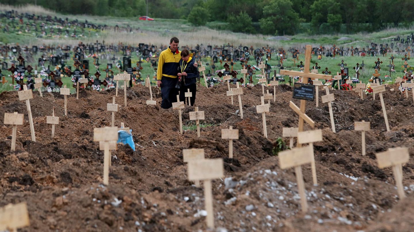 Cementerio a las afueras de Mariúpol. (Reuters/Alexander Ermochenko)