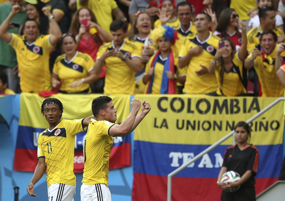 Foto: james Rodríguez celebra uno de sus goles con Colombia frente a Cuadrado.