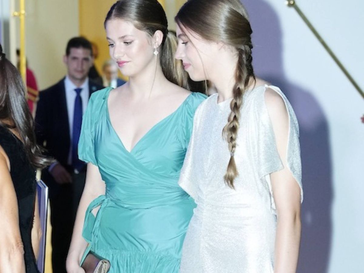 Foto: La infanta Sofía, junto a Leonor, a su llegada a los Premios Princesa de Girona. (Limited Pictures)