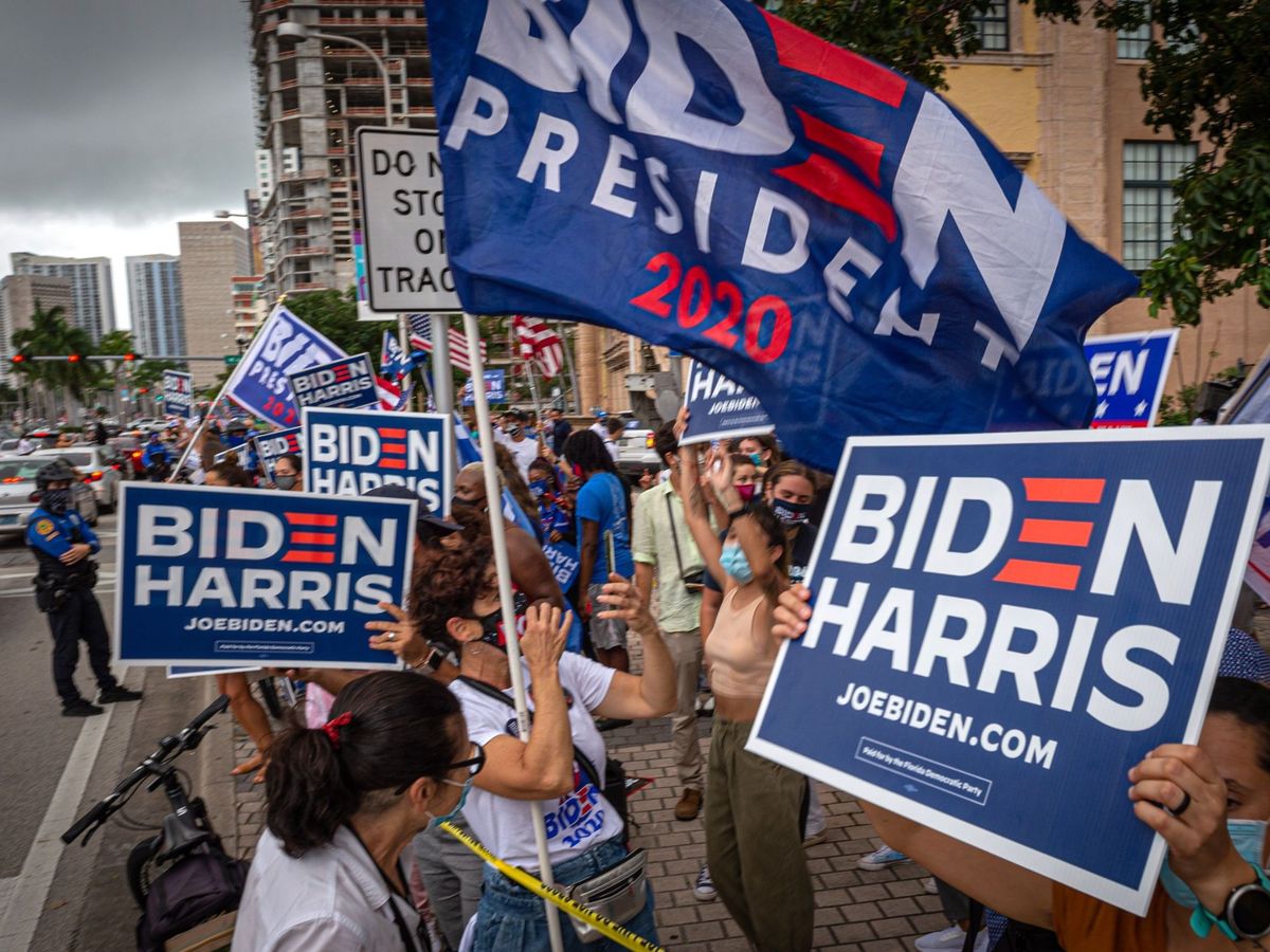 Foto: Un grupo de simpatizantes celebra la victoria de Joe Biden en Miami. (EFE)