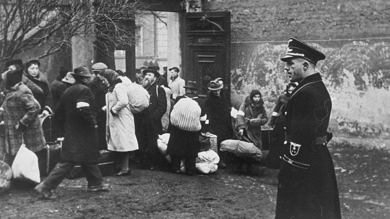 Foto: Un policía alemán supervisa la deportación de judíos al gueto de Cracovia. (United States Holocaust Memorial Museum/Archiwum Panstwowe w Krakowie)