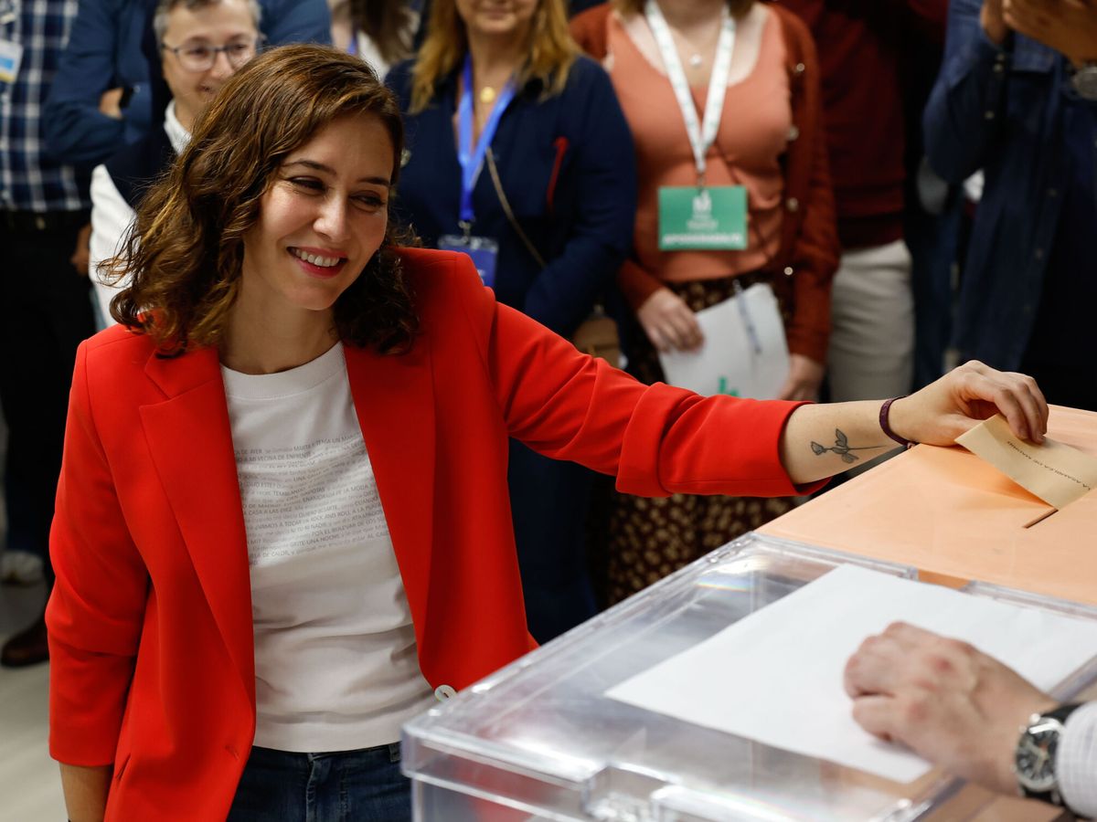 Foto: La presidenta de la Comunidad de Madrid y candidata del PP a la reelección, Isabel Díaz Ayuso ejerce su derecho al voto en el colegio electoral de Inmaculada Marillac en Madrid (EFE/Chema Moya)