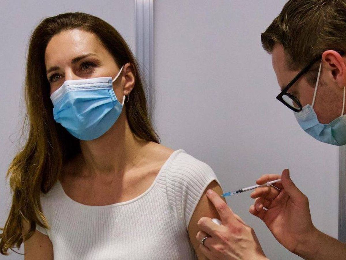 Foto: Kate Middleton recibiendo la vacuna. (IG)