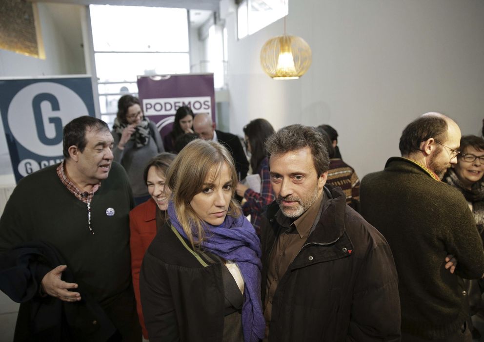 Foto: Tania Sánchez y Mauricio Valiente durante la presentación de la candidatura unitaria entre Podemos y Ganemos Madrid. (EFE)