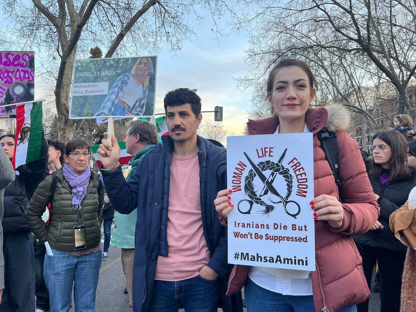 Mahsa, una mujer iraní en la concentración de Madrid. (A.F.)