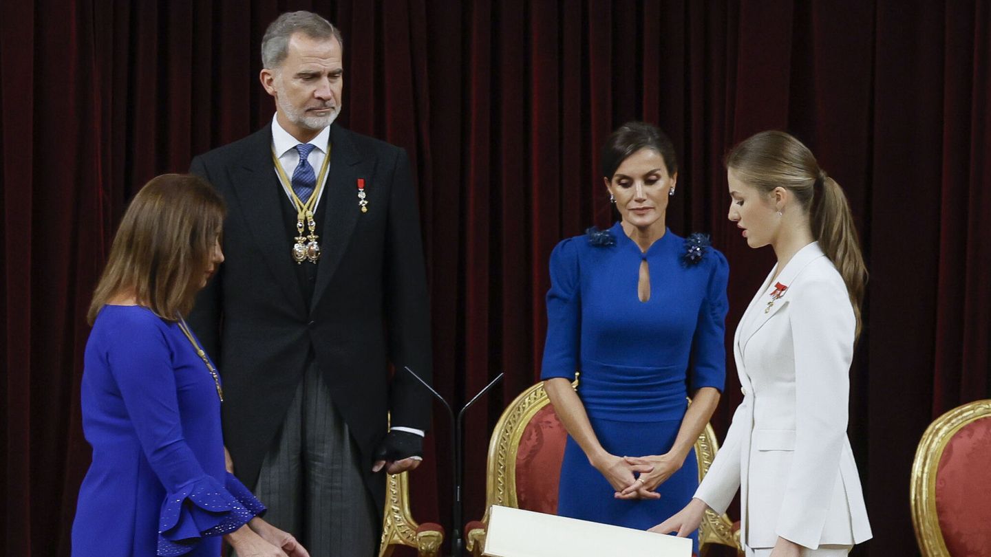 La princesa Leonor ha jurado la Constitución ante la presidenta del Congreso, Francina Armengol, y los Reyes. (EFE/Pool/Ballesteros) 