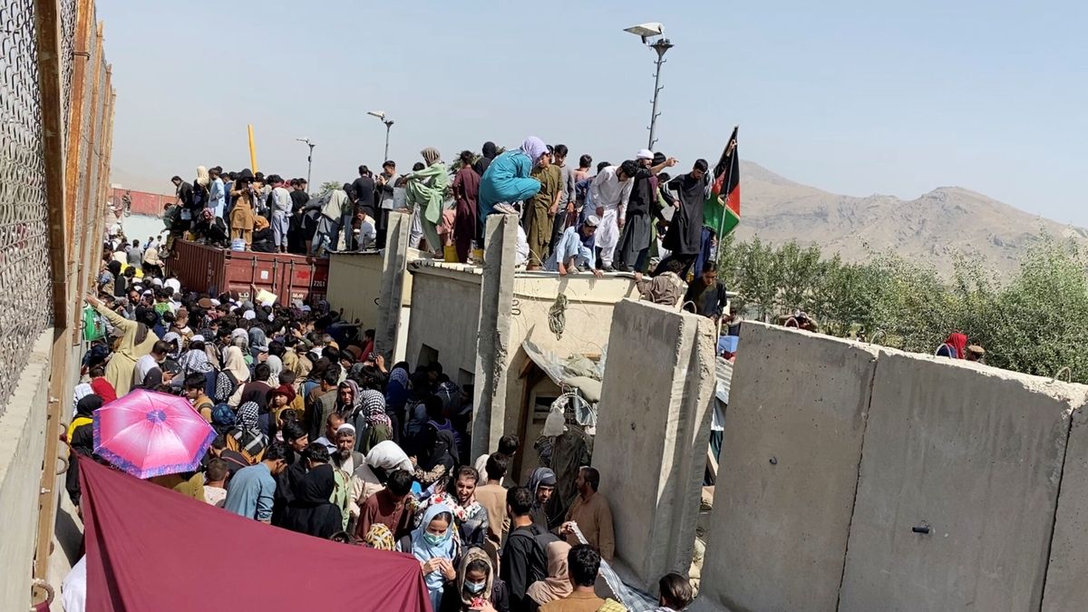 Los talibanes prohíben a los afganos ir al aeropuerto de Kabul