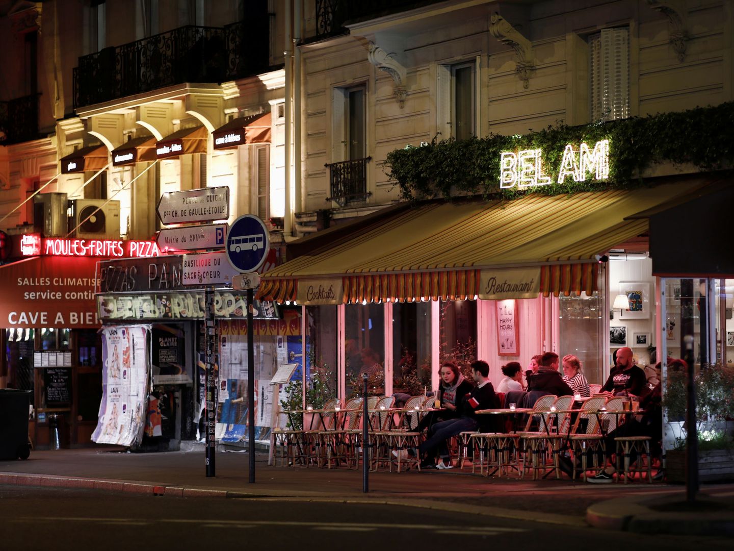 Un bar casi sin gente, en París. (Reuters)