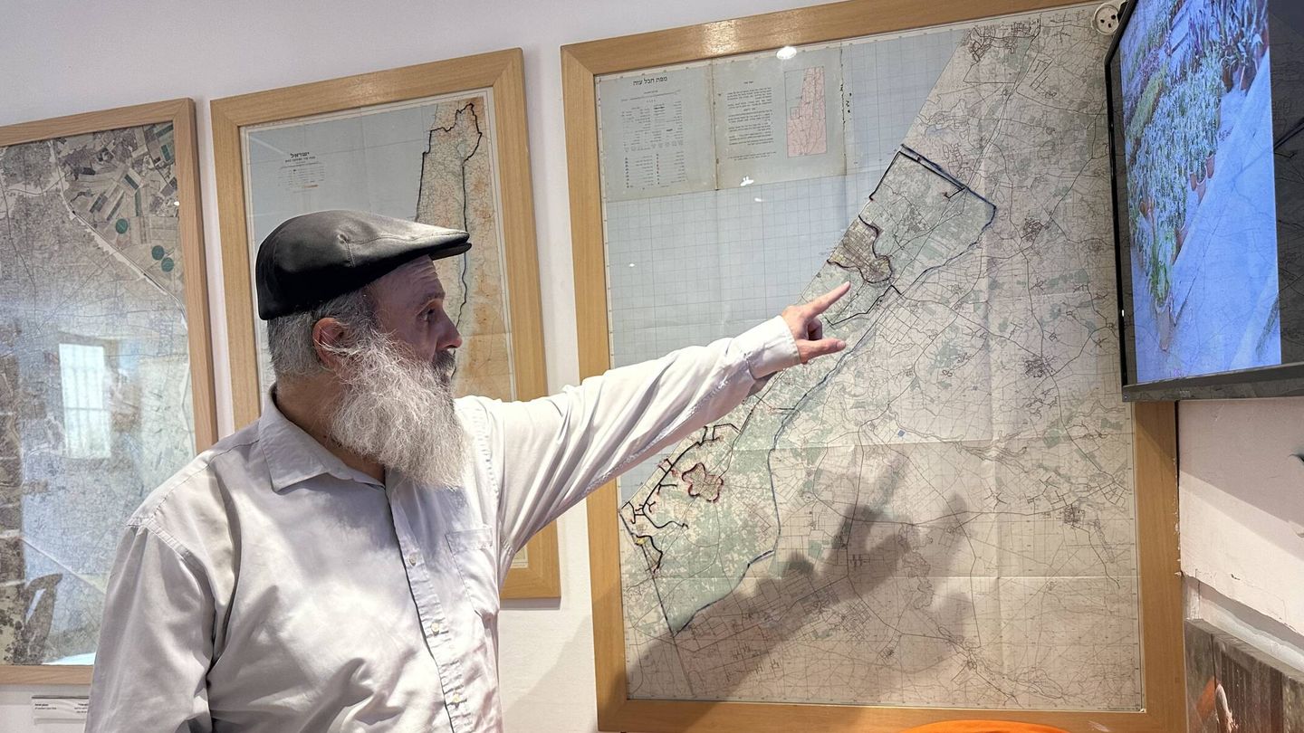 Oded Mizrahi señala los antiguos asentamientos judíos en un mapa de la Franja de Gaza. (P. J. Armengou)
