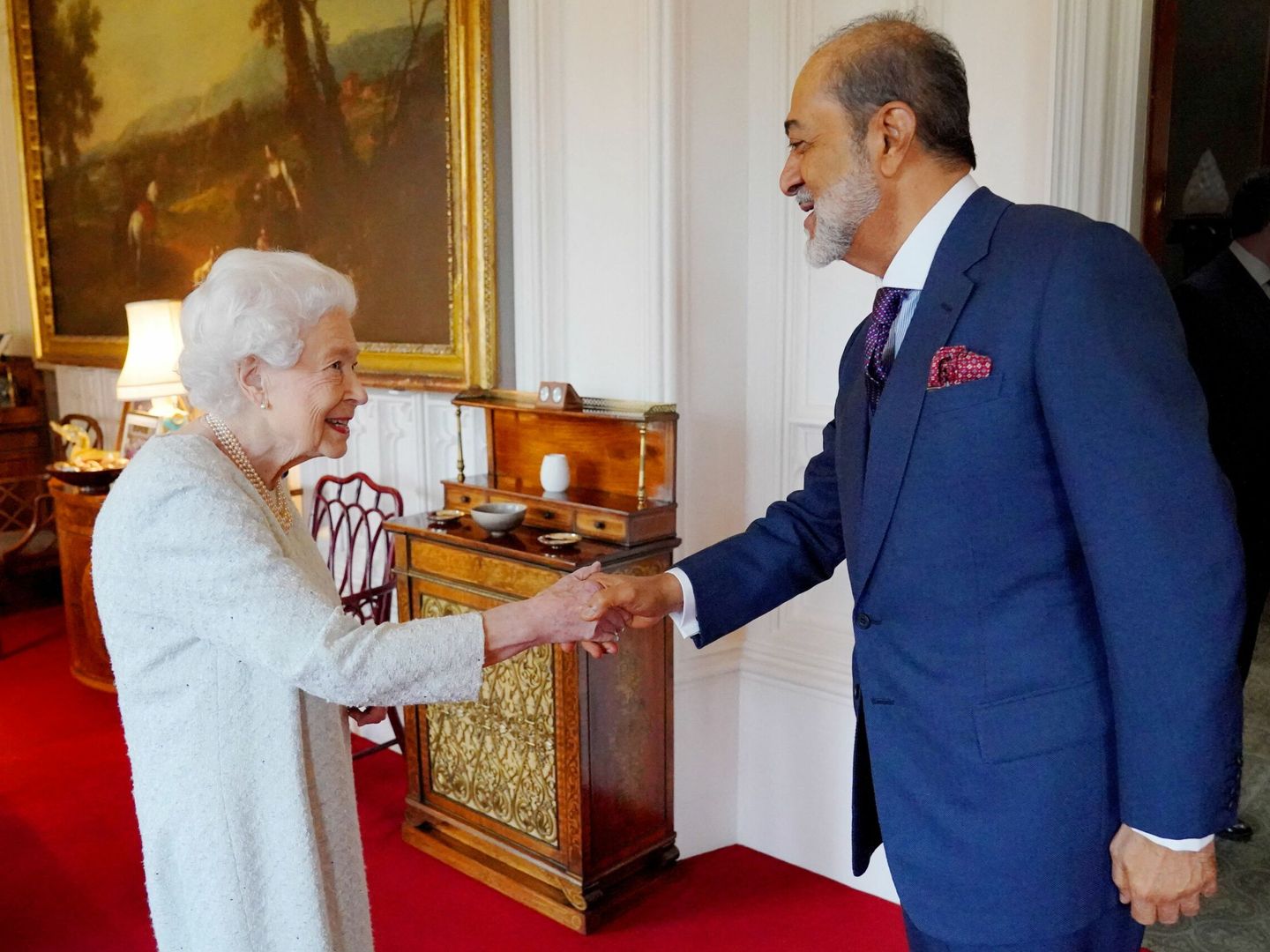 Una de las últimas imágenes de la reina, recibiendo al sultán de Oman. (Reuters)