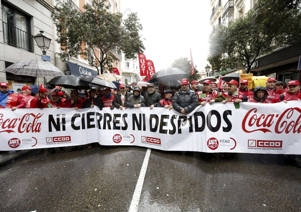 Foto: Los trabajadores de Coca-Cola se manifiestan en Madrid contra el ERE. (EFE)
