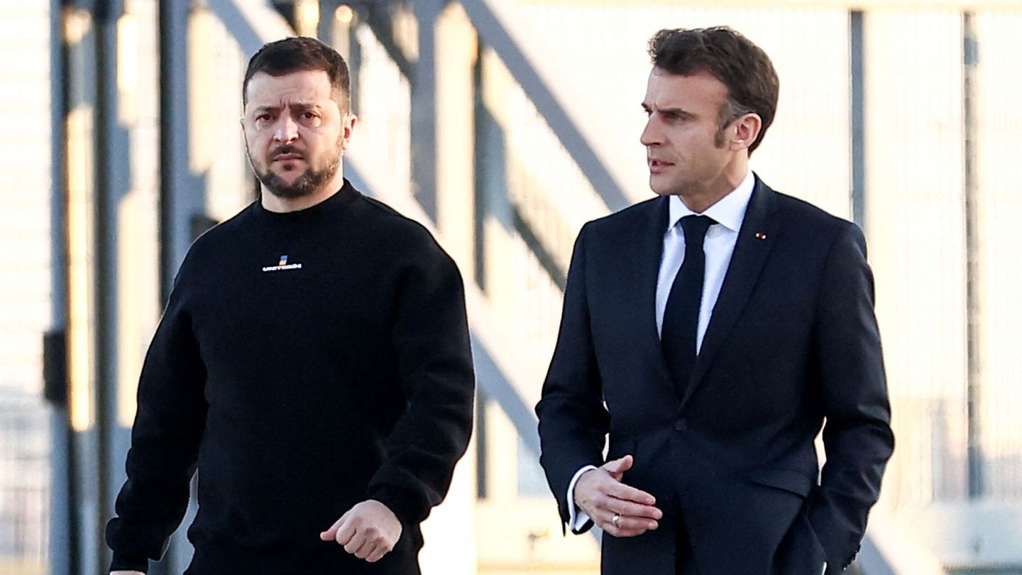 French President Emmanuel Macron and Ukrainian President Volodymyr Zelenskiy leave for a summit in Brussels, at the Military Airport Villacoublay in Velizy-Villacoublay, France February 9, 2023. Mohammed Badra Pool via REUTERS