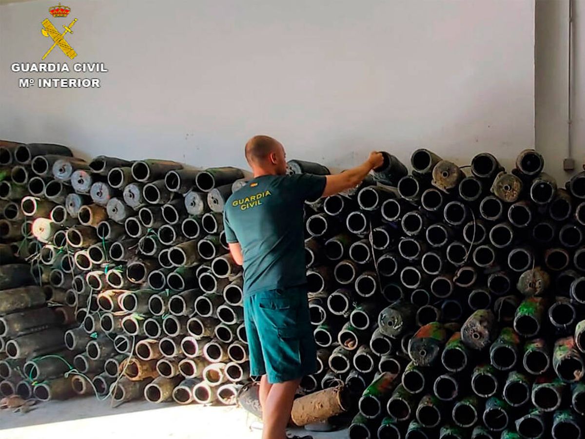 Foto: La Guardia Civil logró sacar del mar cientos de tubos usados para la pesca ilegal de pulpo