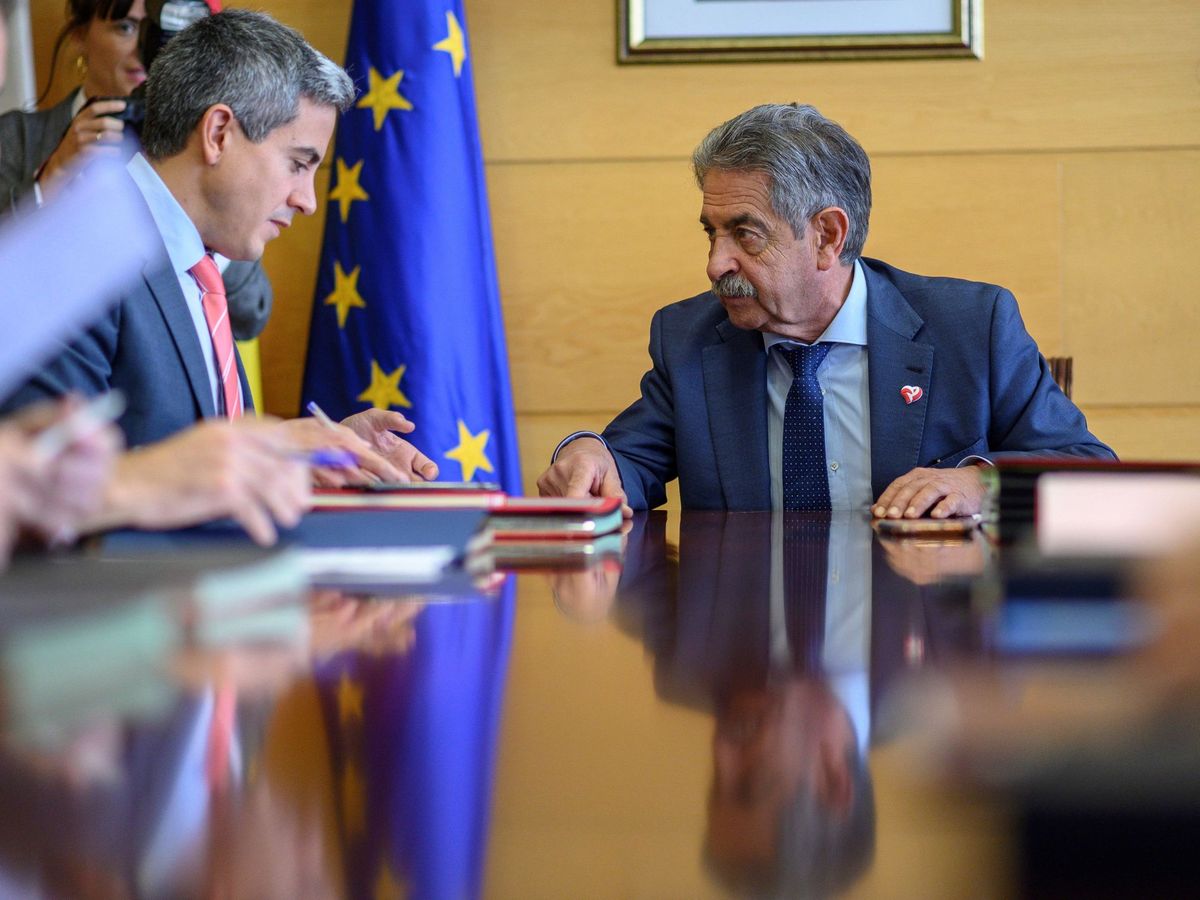 Foto: El presidente de Cantabria, Miguel Ángel Revilla (d), habla con el vicepresidente, Pablo Zuloaga (i). (EFE/Hoyos)