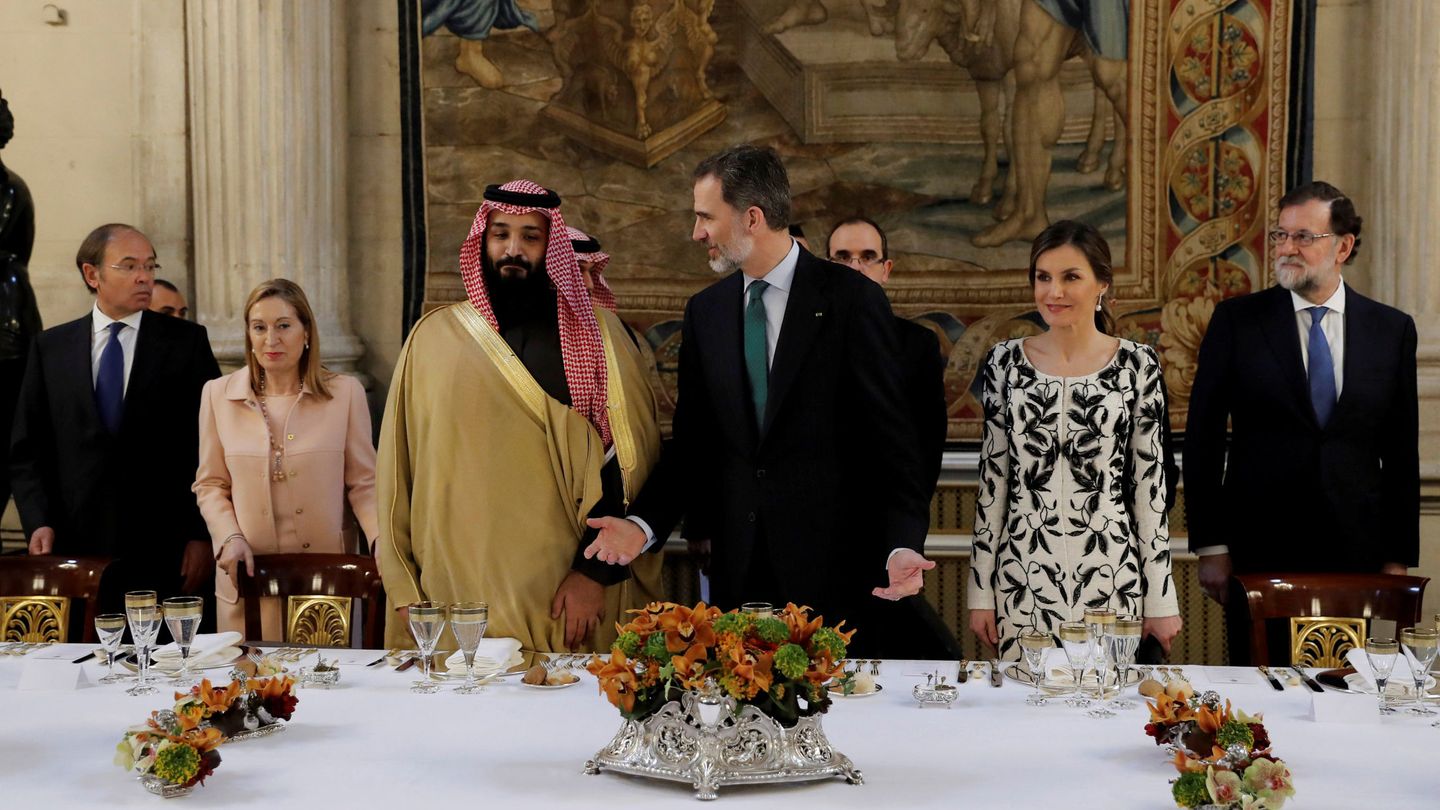 Los Reyes, con el príncipe heredero saudita en el almuerzo en el Palacio Real. (Reuters)