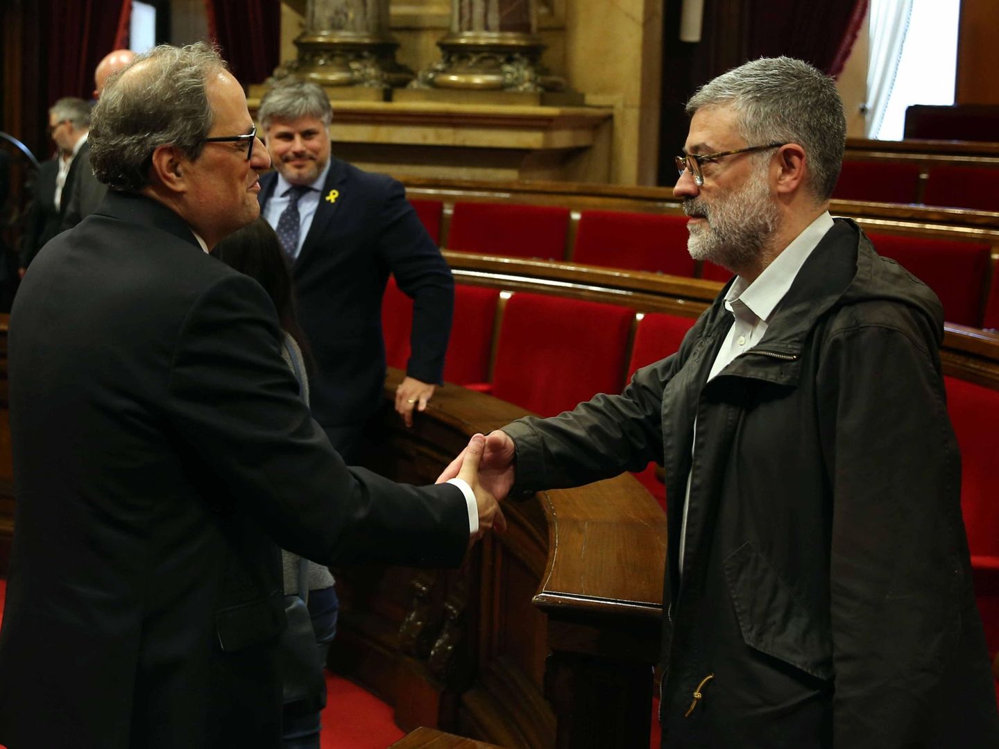 Carles Riera saluda a Quim Torra. (EFE)