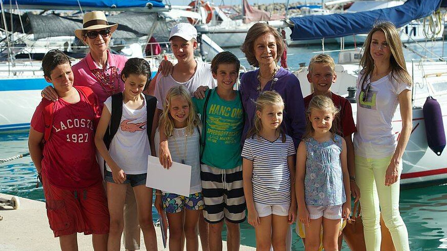 La reina Sofía, junto a la entonces princesa Letizia y la infanta Elena y los nietos de los Reyes en 2013. (Getty)