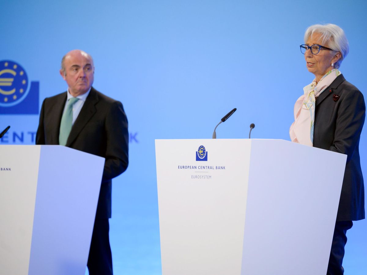 Foto: Luis de Guindos, vicepresidente del BCE, junto a la presidenta Christine Lagarde. (EFE)