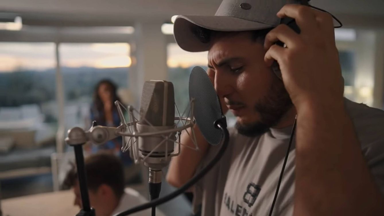 Foto: El cantante Omar Montes, durante una grabación. (Amazon Prime Video)