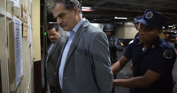Foto: El presidente de Oxfam, Juan Alberto Fuentes, en una comisaría de policía tras su detención en Guatemala. (Reuters)