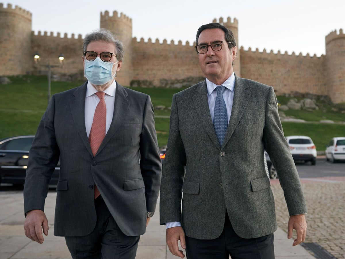 Foto: El presidente de la CEOE, Antonio Garamendi, y el presidente de CEOE Castilla y León, Santiago Aparicio (i). (EFE/Raúl Sanchidrián)