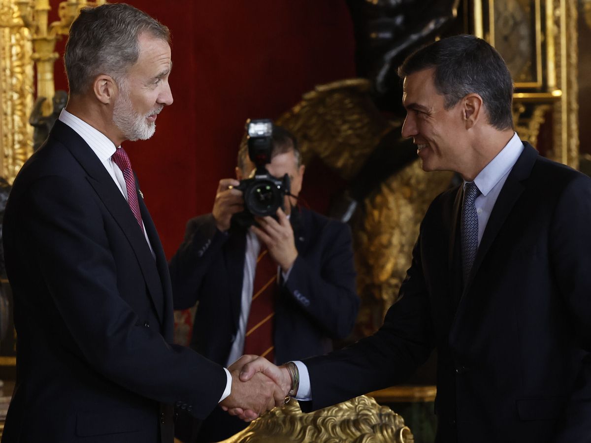 Foto: El rey Felipe VI estrechando la mano con el presidente del Gobierno, Pedro Sánchez. (EFE/Chema Moya)