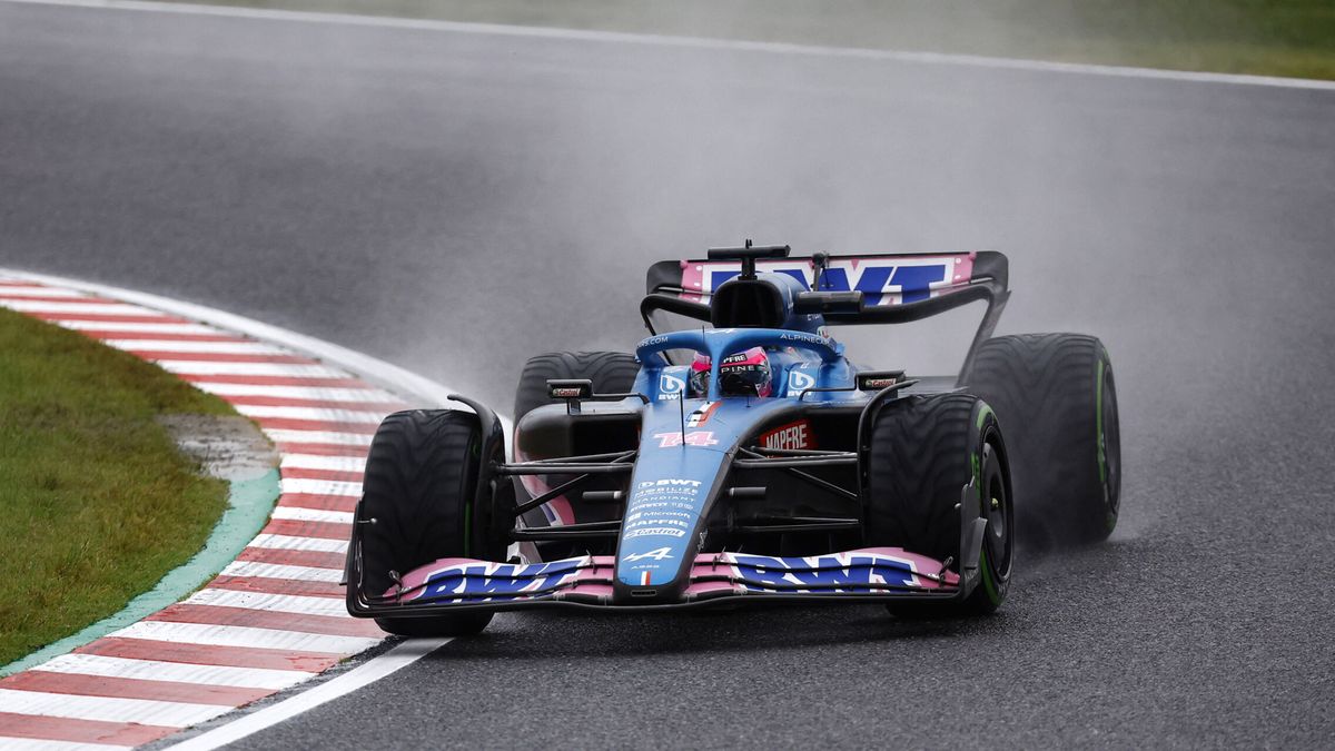 Alonso y Sainz ruedan de la mano en un día de papel mojado para el GP de Japón