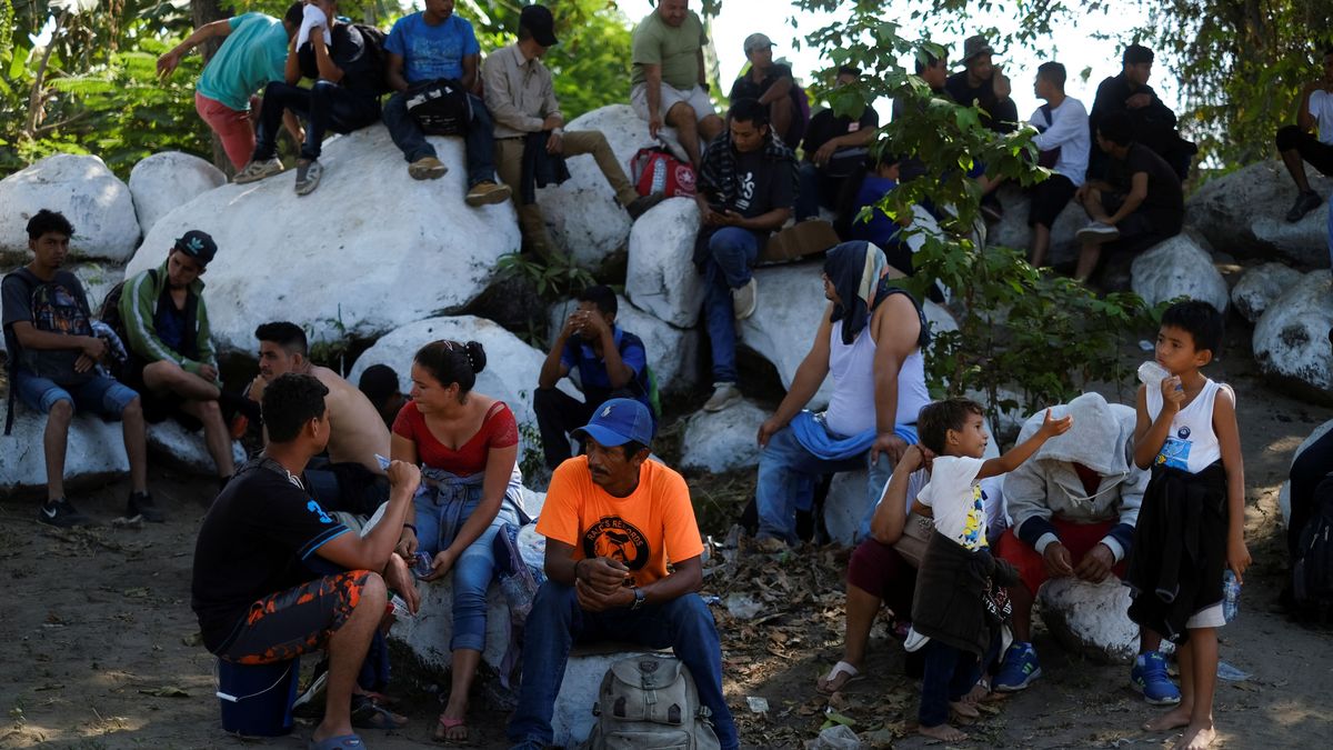 Cientos de migrantes llegan a México tras atravesar el río que lo separa de Guatemala