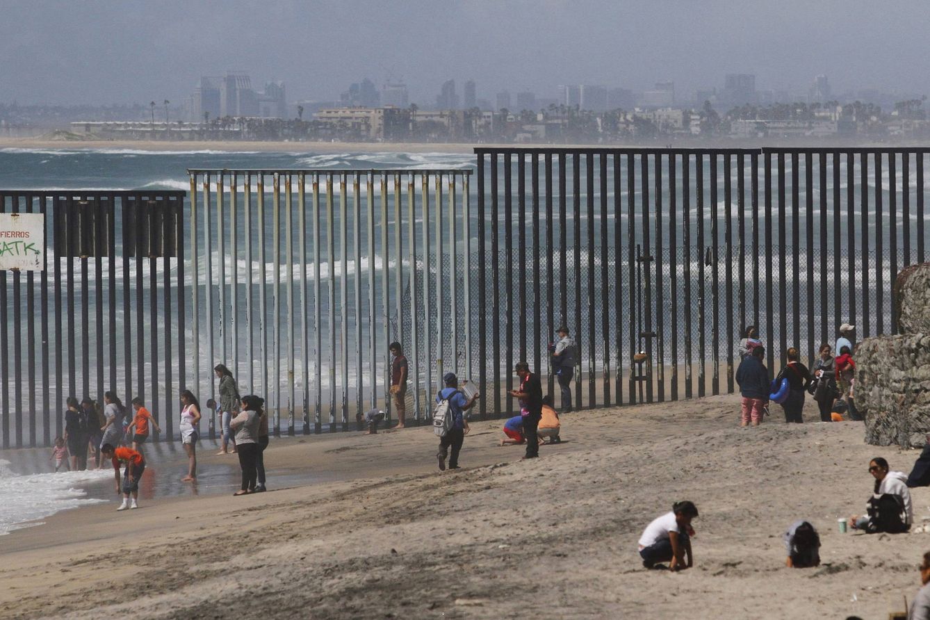 Un grupo de personas en el lado mexicano de la frontera. (REUTERS)